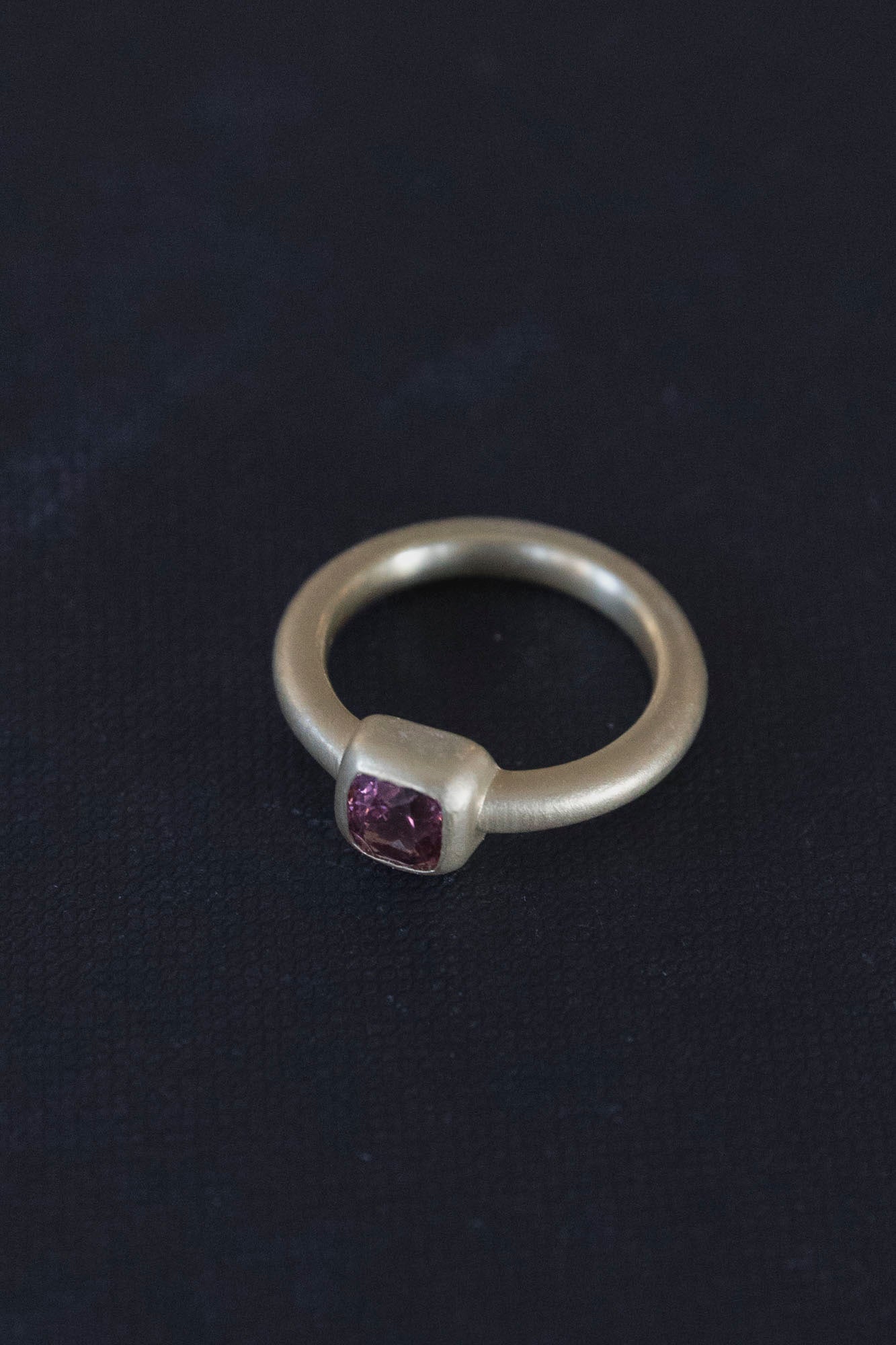 19k Gold and Solitaire Lotus Garnet Ikon Ring 10232 Sz 7